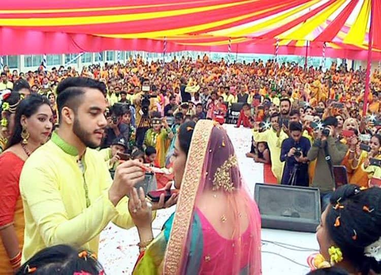 দেড় হাজার শ্রমিক নিয়ে জাকজমকপূর্ণ আয়োজনে সম্পূর্ণ মালিক-কন্যার গায়ে হলুদ