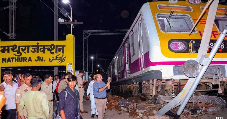 দায়িত্বে থাকা রেলকর্মী ভিডিও কলে ব্যস্ত, ট্রেন উঠে গেল প্ল্যাটফর্মে