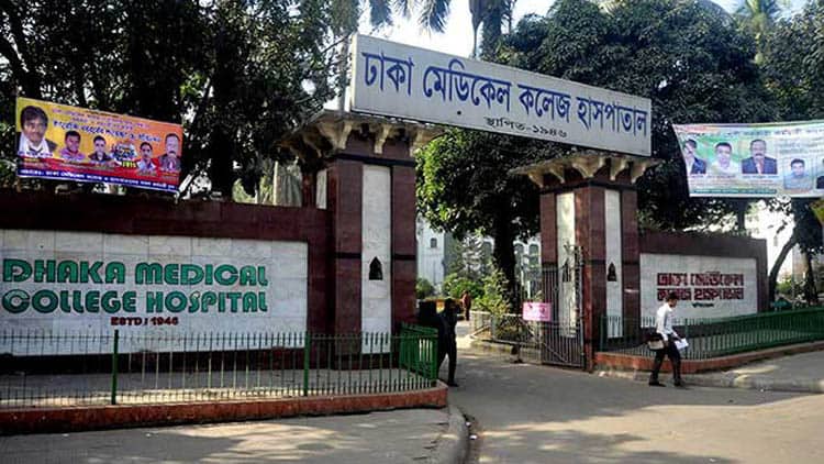 ঢামেক নার্সিং ক্যানটিনের সামনে কুকুরের মুখে নবজাতক