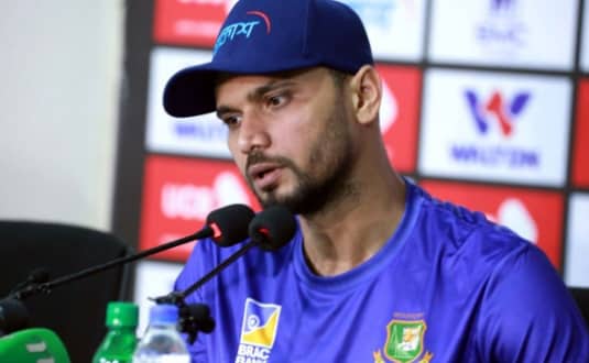 অধিনায়কত্বের শেষ ম্যাচে সাকিবকে বিশেষ ধন্যবাদ দিলেন মাশরাফি