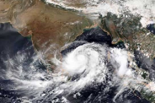 যেসব জেলায় আঘাত হানবে ঘূর্ণিঝড় আমফান