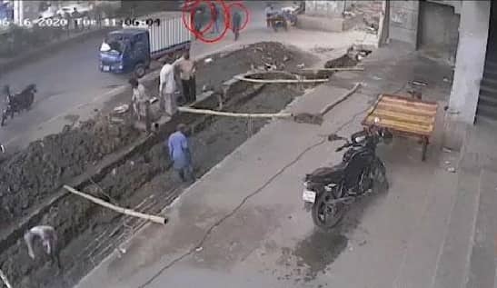 ব্যাংকের সামনে অপেক্ষা, ফিল্মি স্টাইলে টাকা ছিনতাই