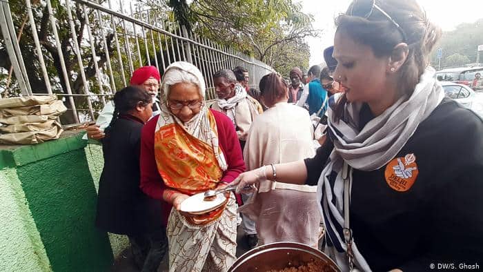 মাসে পঞ্চাশ হাজার লোকের ক্ষুধা দূর করছেন গুরবিন্দর