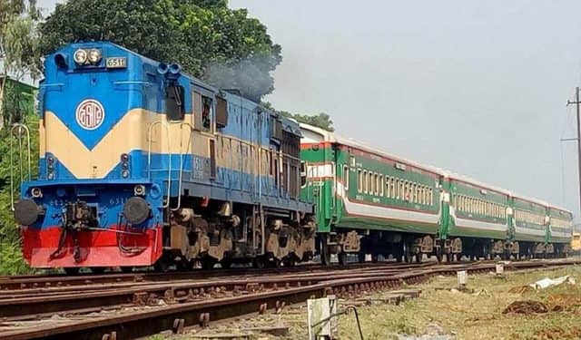 বিনা টিকিটে ট্রেন ভ্রমণ করায় ২৮০ যাত্রীর জরিমানা