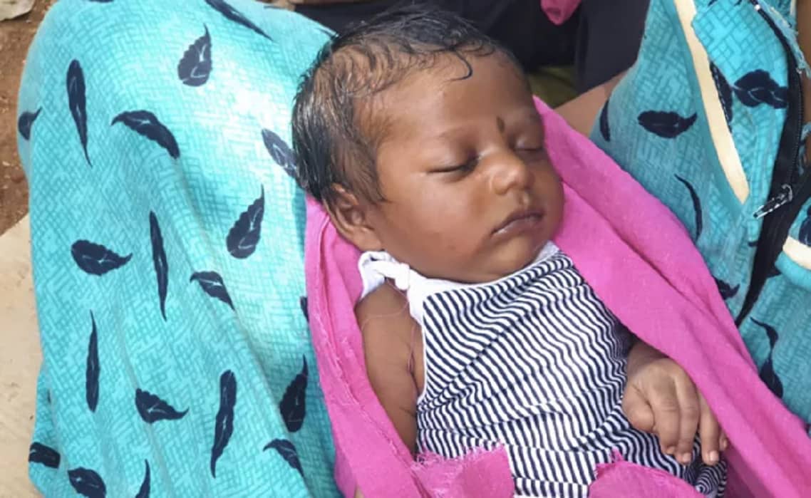 ১৭ দিনের সন্তান কোলে ৫০০ কিমি হেঁটে বাড়ি ফিরলেন মা