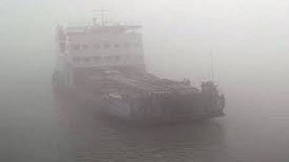 ঘন কুয়াশায় মাঝ পদ্মায় আটকে আছে ৭ ফেরি