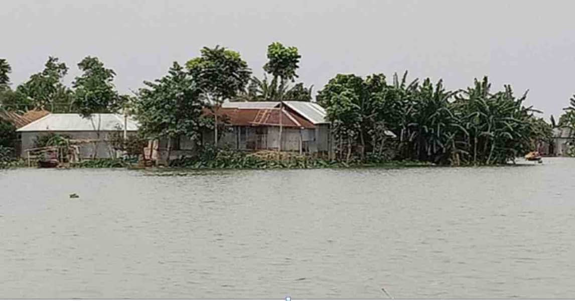 সিরাজগঞ্জে বন্যা পরিস্থিতি অপরিবর্তিত, ত্রাণসামগ্রী বিতরণ