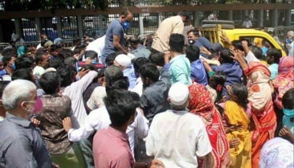গাড়ি দেখলেই এগিয়ে আসছে ক্ষুধার্তরা