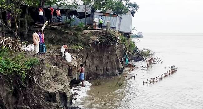 যমুনায় ভয়াবহ ভাঙনে মুহূর্তেই বিলীন হয়ে গেলো শতাধিক বাড়ি