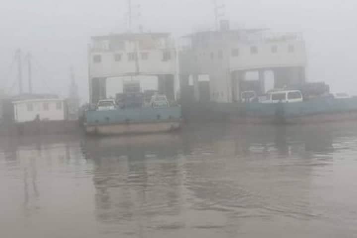 ঘন কুয়াশা পাটুরিয়া-দৌলতদিয়া ঘাটে ফেরি চলাচল বন্ধ