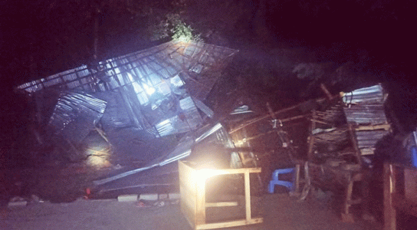 আদিতমারীতে টর্নেডোর আঘাতে মুহূর্তেই লণ্ডভণ্ড অর্ধশত বাড়ি