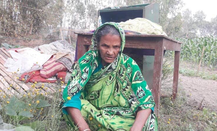 মাকে মারধর করে বাড়ির বাহিরে ফেলে দিলো পাষণ্ড ছেলে!