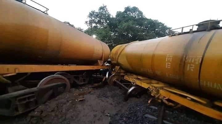 ট্রেনের মুখোমুখি সংঘর্ষে তেলে ভাসল রাস্তাঘাট, পাতিল ভরে নিয়ে গেলো এলাকাবাসী