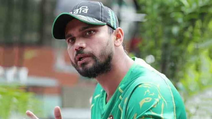 নিজেই বিসিবির নতুন চুক্তিতে তাকে না রাখার অনুরোধ করলেন মাশরাফি!