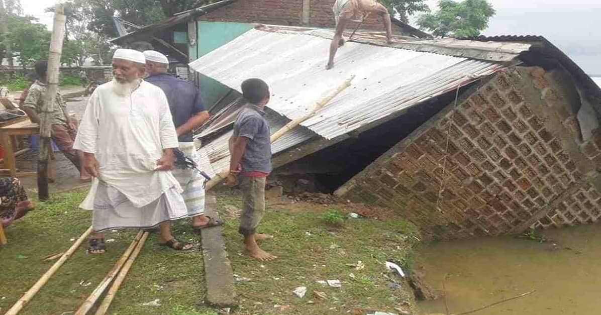 সুরমায় ভাঙন : নদী পাড়ের মানুষের মাথায় হাত