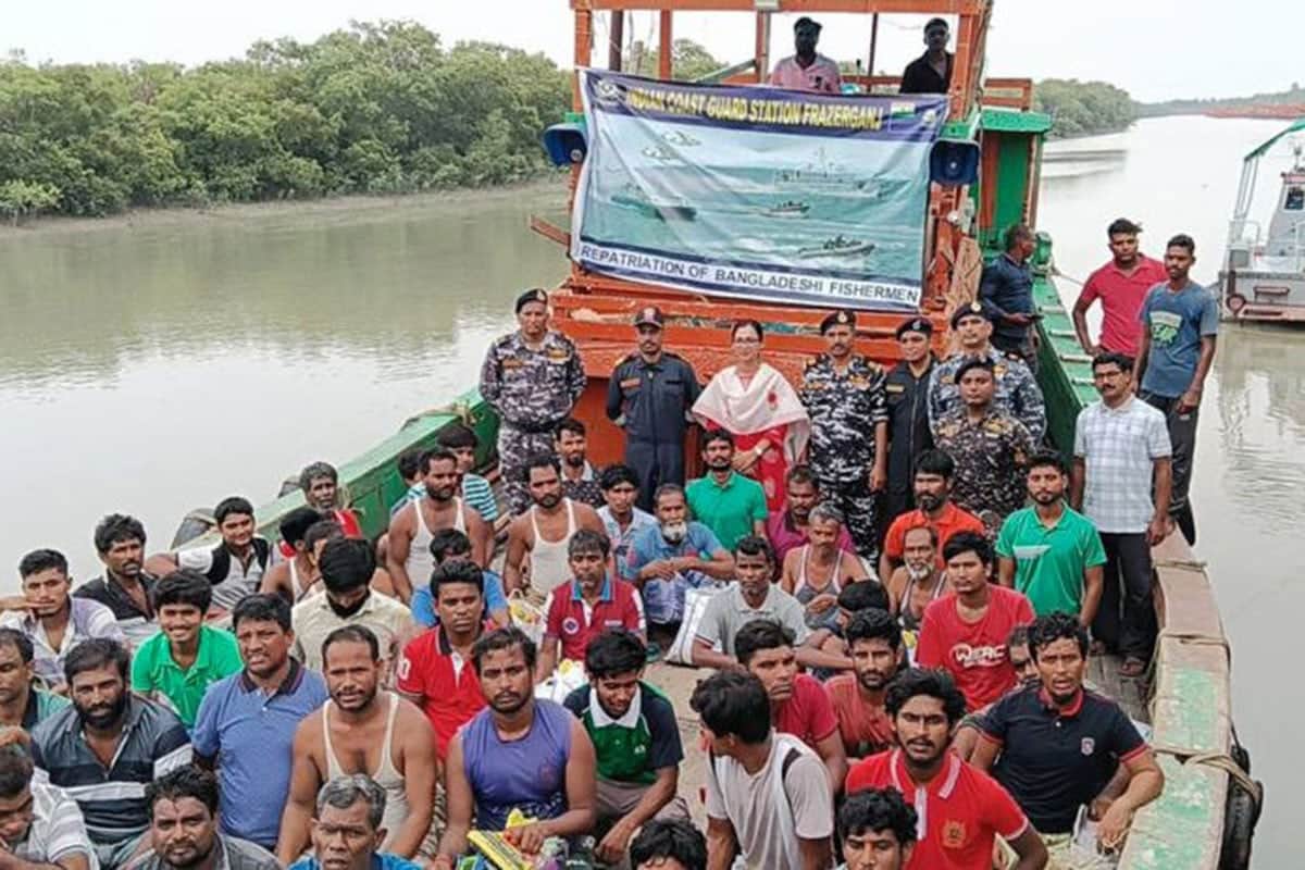 দেশে ফিরলেন ভারতে আটক বাংলাদেশি জেলে