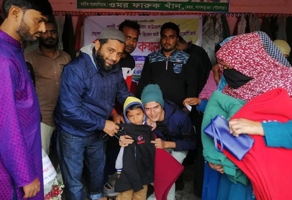 প্রবাসীর অর্থায়নে ‘মানবতার ঘর’ থেকে নতুন কাপড় পেল শীতার্তরা