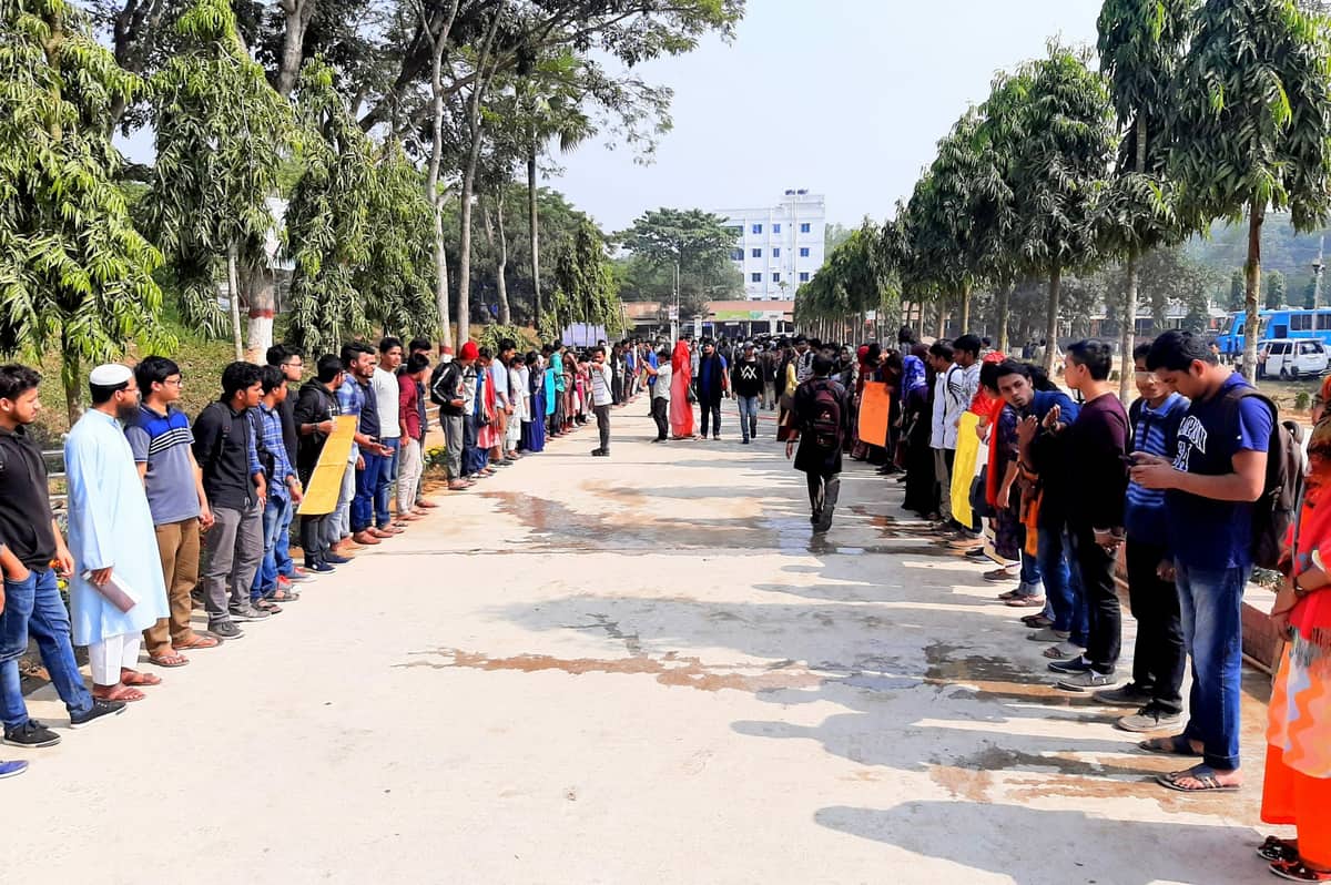 কুবি শিক্ষার্থী রুবেলকে মারধরের বিচারের দাবিতে মানববন্ধন