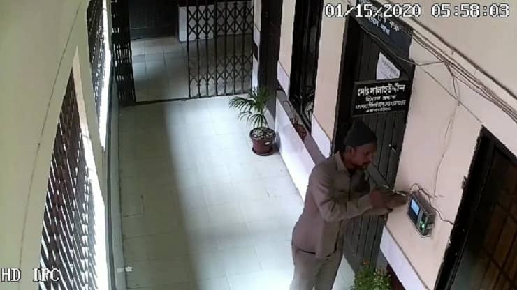 হাজিরায় ফাঁকি দিতে বায়োমেট্রিক মেশিনে পানি ঢেলে ধরা পড়লেন কর্মী