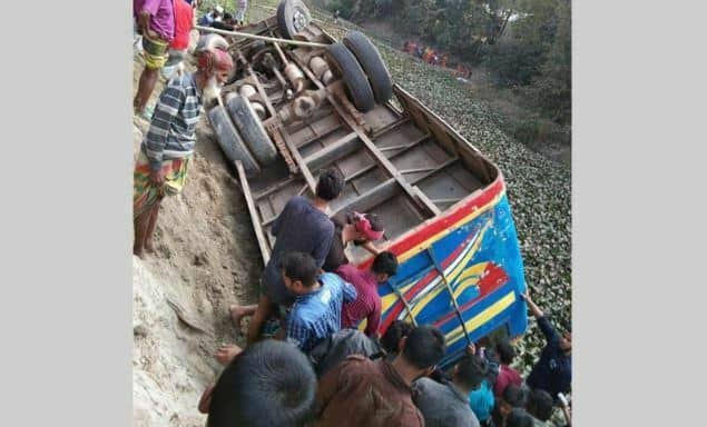 সিঙ্গাইরে যাত্রীবাহী বাস খাদে পড়ে আহত ৩০