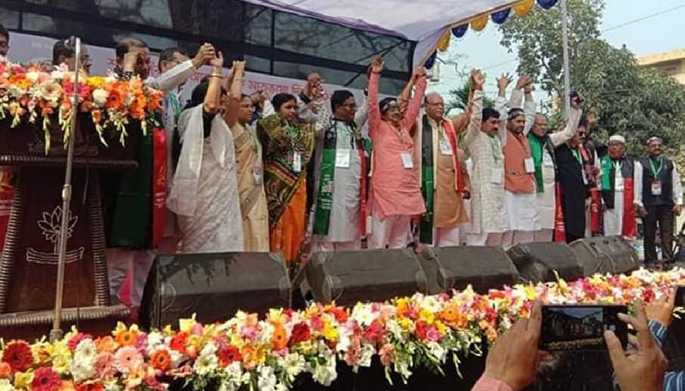মাতৃভাষাকে ভালোবেসে ‘শূন্য রেখায়’ দুই বাংলার হাজারো মানুষ