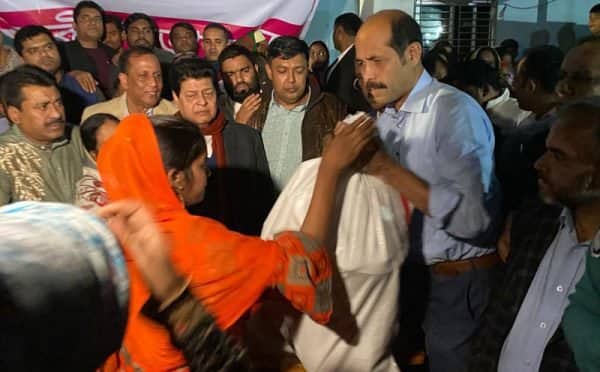 ত্রাণ নিয়ে আগুনে পোড়া বস্তিতে হাজির মেয়র আতিক