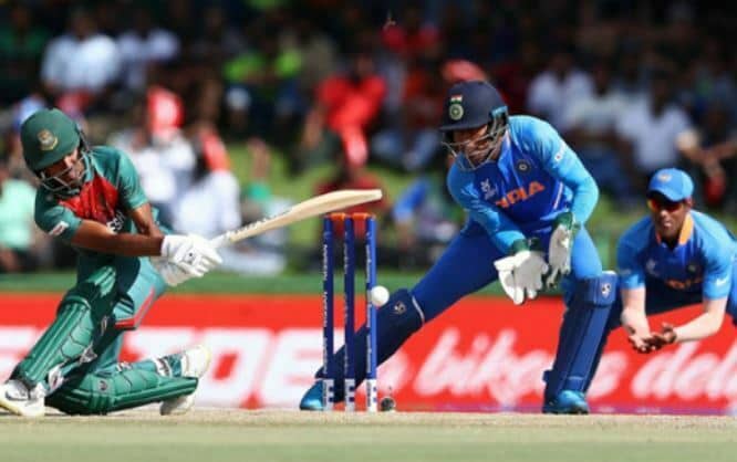 একাই লড়াই করছেন আকবর, দেখে নিন স্কোর