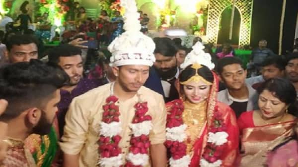 বিয়েতে মারামারি : সৌম্যর বাবাসহ বরযাত্রীদের ছয়টি মোবাইল চুরি
