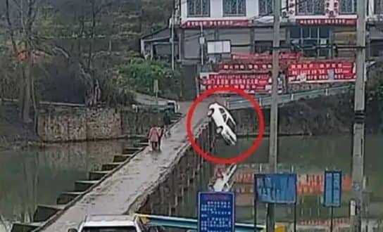 লাইসেন্স পাওয়ার ১০ মিনিট পরই গাড়ি নিয়ে সড়কে, এরপর…