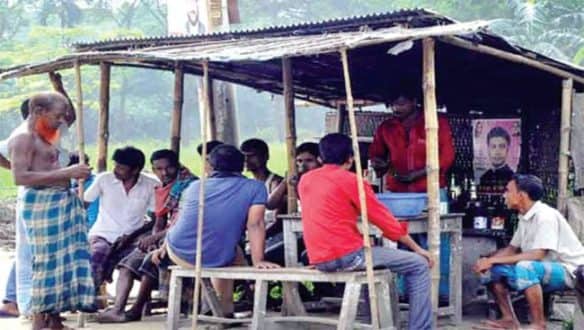 সামাজিক দূরত্ব সৃষ্টিতে বড় বাধা চায়ের দোকানে আড্ডা