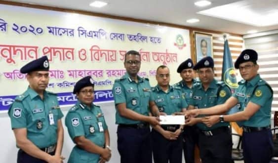আসামীর বাবাকে রক্তদান, পুরস্কার পেলেন সেই এসআই