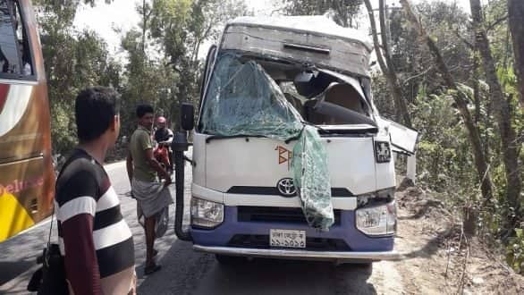 দুর্ঘটনায় পিকনিকের বাস : শিক্ষিকার হাত বিচ্ছিন্ন, আহত ১৫