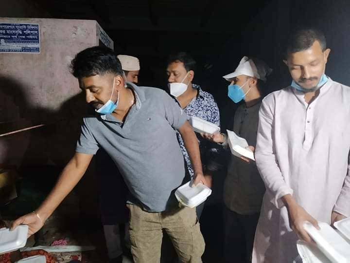 মানিকগঞ্জে যুবলীগ নেতার উদ্যোগে ভাসমান মানুষের মাঝে সেহরি বিতরন