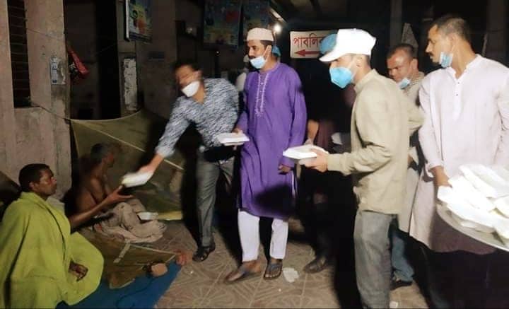মানিকগঞ্জে যুবলীগ নেতার উদ্যোগে ভাসমান মানুষের মাঝে সেহরি বিতরন