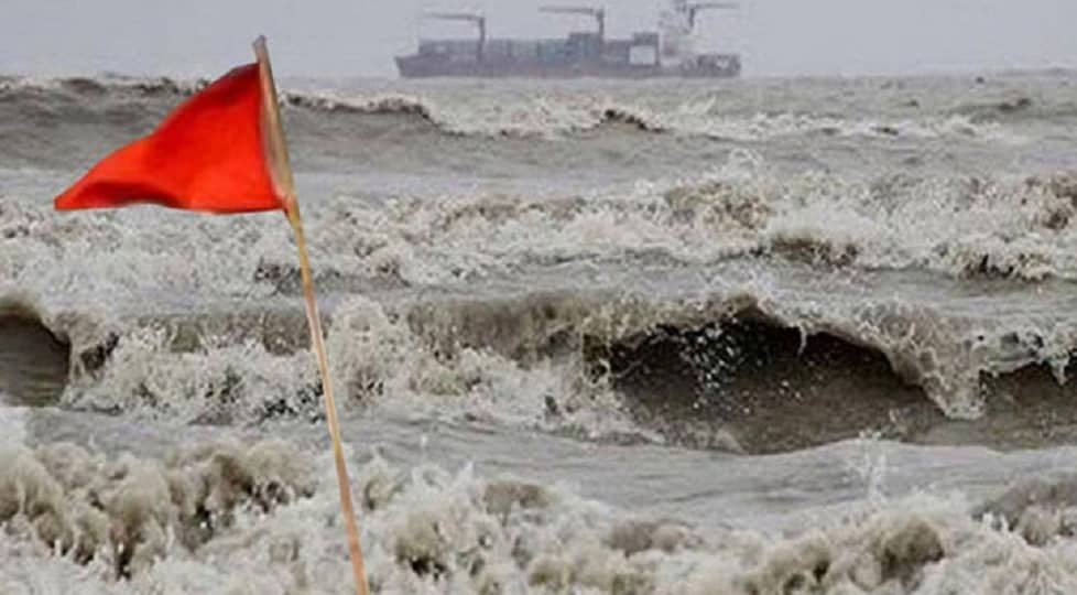 সকল সমুদ্রবন্দরে ৩ নম্বর সতর্ক সংকেত