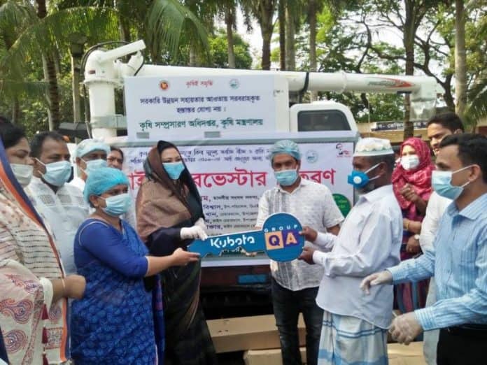 সিংগাইরে ধান কাটার মেশিন ও মৎস্য উপকরণ বিতরণ করলেন এমপি মমতাজ বেগম