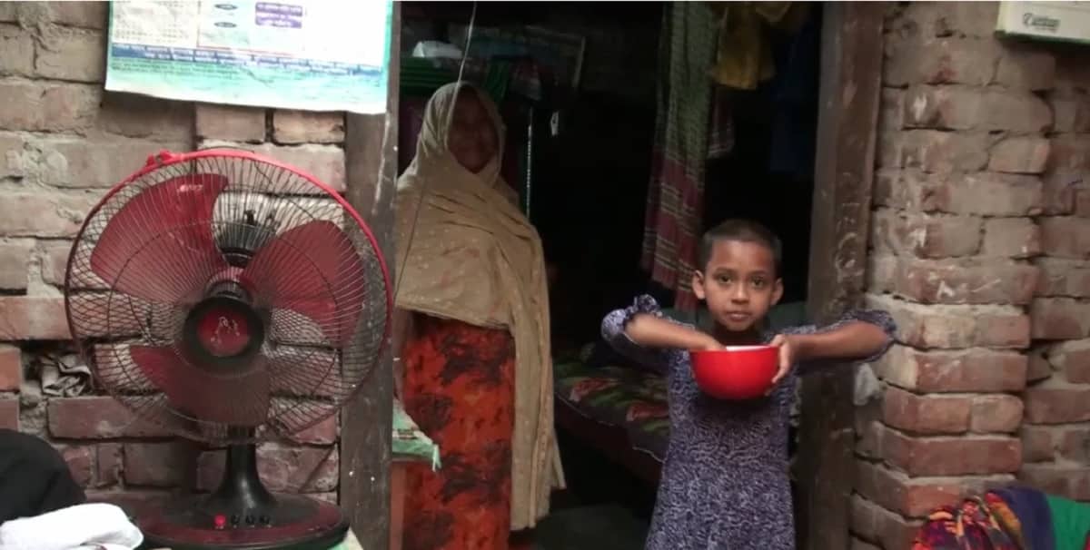 ভাড়া না দিতে পারায় চাল নিয়ে গেলো বাড়ির মালিক