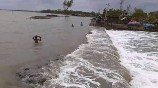 ঘূর্ণিঝড় আম্ফান : গাছে ফল নেই, বাঁধ ভেঙ্গে সাতক্ষিরার গাবুরার গ্রামগুলো যেন একেকটি দ্বীপ