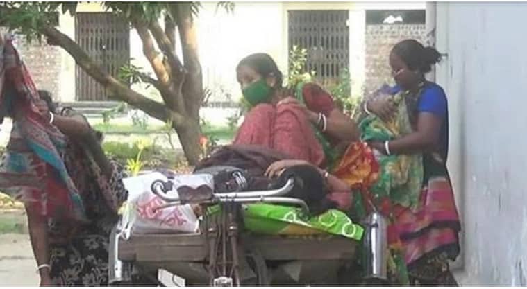 চিকিৎসা না পেয়ে হাসপাতাল চত্বরে ভ্যানের ওপর সন্তান প্রসব