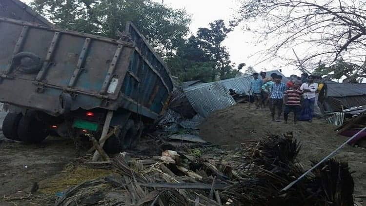 মধ্যরাতে ঘরে ঢুকে ঘুমন্ত মা-মেয়েকে পিষে মারল ট্রাক!