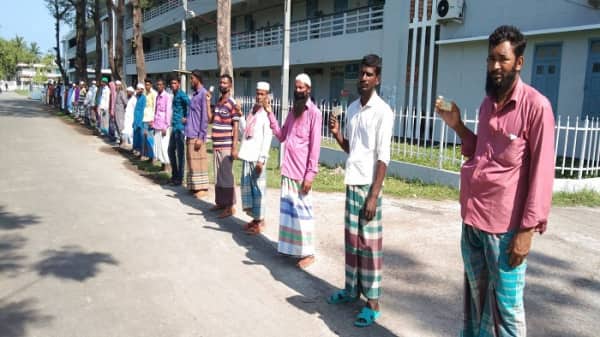 ভিজিএফ এর চাল চাইতে গিয়ে চেয়ারম্যানের মার খেলেন জেলেরা!