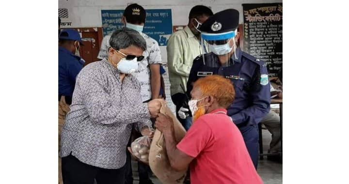 ত্রাণের সঙ্গে ডিম বিতরণ শুরু করেছেন পররাষ্ট্র প্রতিমন্ত্রী