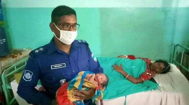 রাস্তায় ভ্যানের উপর সন্তান প্রসব, উদ্ধার করে ক্লিনিকে নিলো পুলিশ