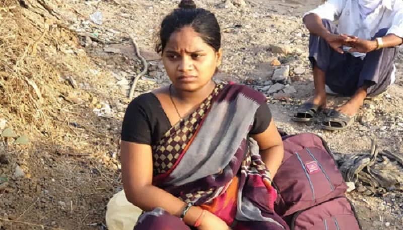 বাড়ি যেতে টানা ১২ ঘণ্টা হাঁটলেন ৭ মাসের অন্তঃসত্ত্বা!