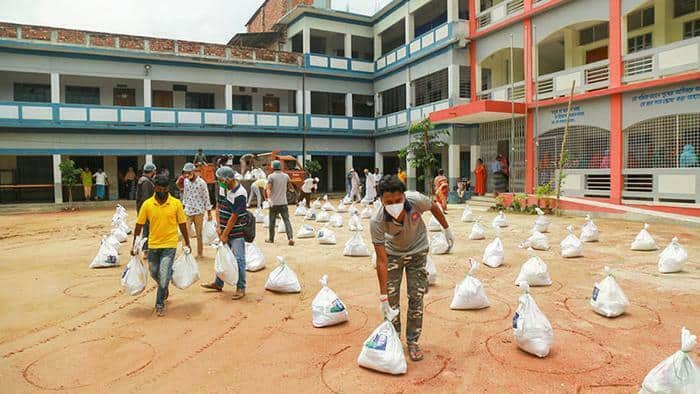 ৩শ’ পরিবারকে ত্রাণ সহায়তা সাকিব আল হাসান ফাউন্ডেশনের