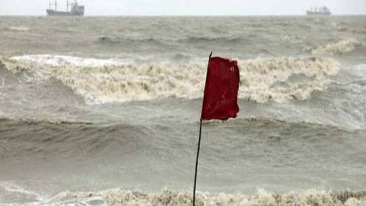 উপকূলে ঝড়-জলোচ্ছ্বাসের সম্ভাবনা, বন্দরে ৩নং সংকেত