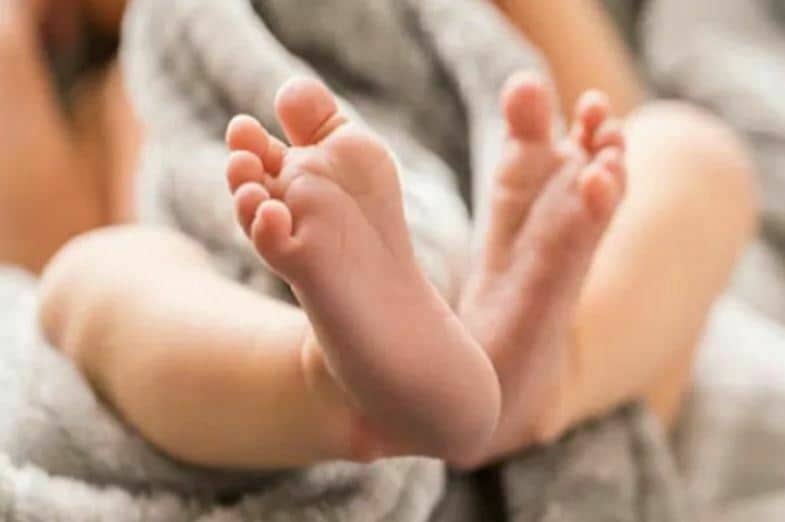 সামান্য অর্থের বিনিময়ে শিশু কন্যাকে বিক্রি করে দিল এক দম্পতি
