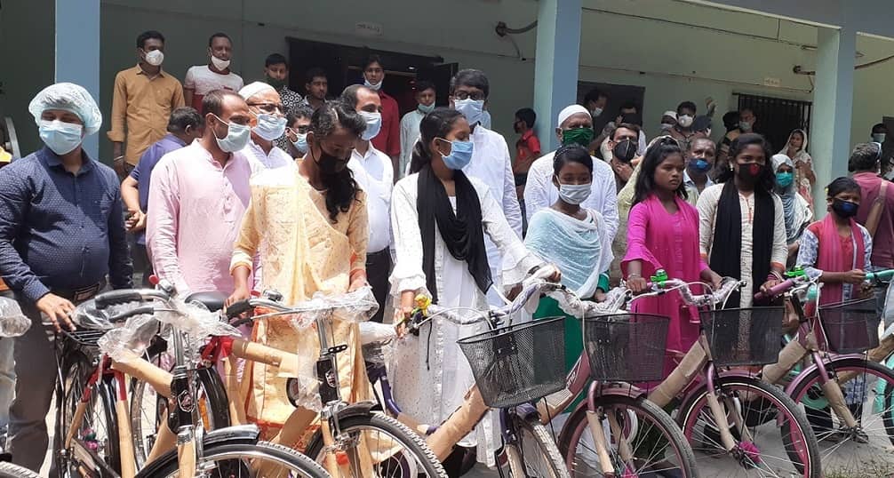 নাটোরে উপবৃত্তি, শিক্ষা উপকরণ ও বাইসাইকেল বিতরণ