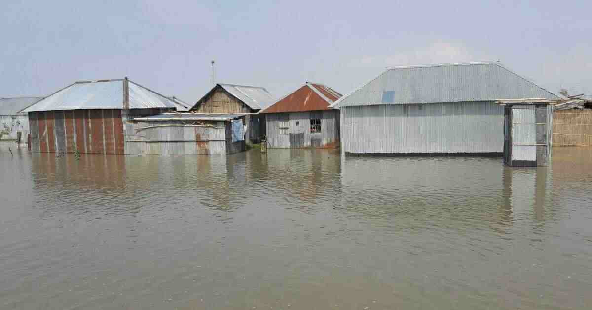 কুড়িগ্রামে টি বাঁধের ৫০ মিটার নদীগর্ভে