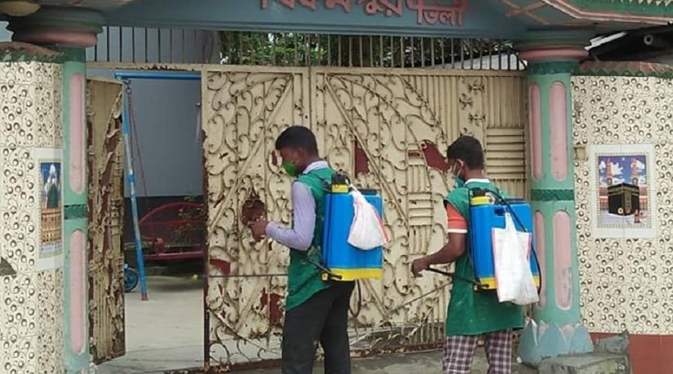 করোনার মাঝে ডেঙ্গু প্রতিরোধে নীলফামারী পৌরসভার ব্যস্ততা
